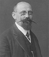 https://upload.wikimedia.org/wikipedia/commons/thumb/c/ce/Karl_Renner_1905.jpg/100px-Karl_Renner_1905.jpg